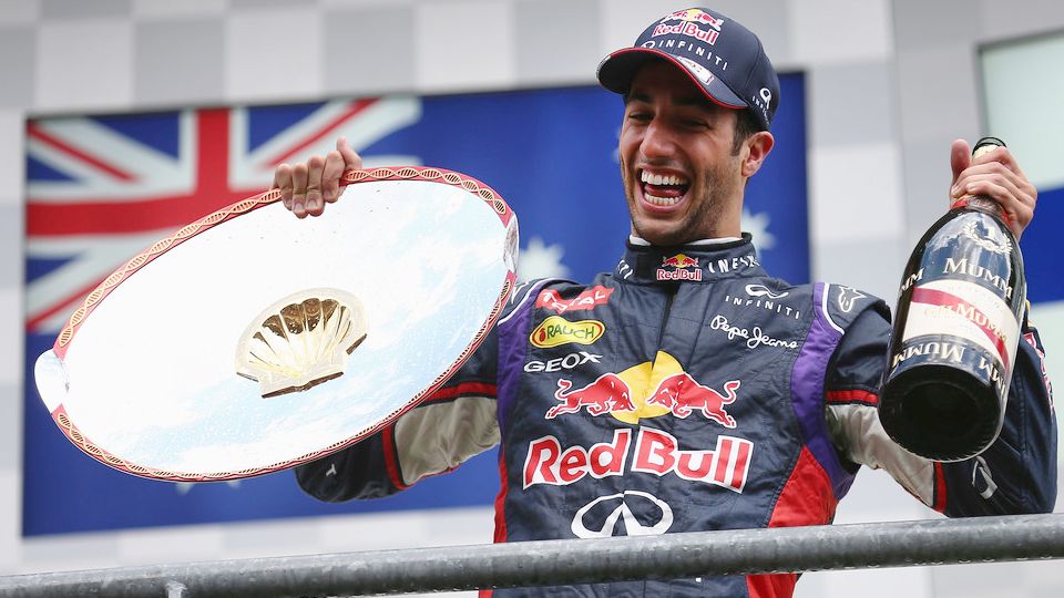 Daniel Ricciardo (Australia) merayakan kemenangan di podium setelah memenangkan Grand Prix Belgia di Sirkuit de Spa-Francorchamps pada (24/8/14) di Spa, Belgia. Copyright: © GETTY IMAGES